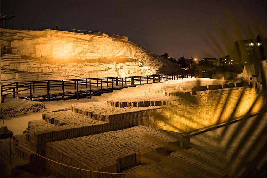 Lima nocturno Huaca Pucllana